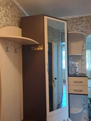 Два спальни, первый этаж, под магазин/офис рядом с "Авророй"