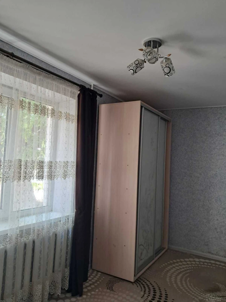 Два спальни, первый этаж, под магазин/офис рядом с "Авророй"