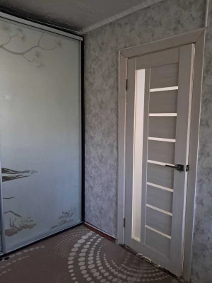 Два спальни, первый этаж, под магазин/офис рядом с "Авророй"