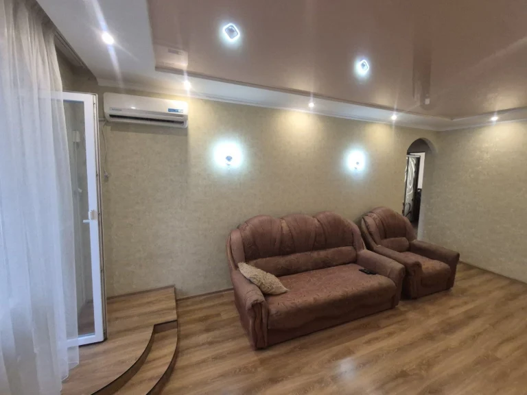 For Sale: 3-room apartment on Pavlov Glazov Street (Artem)