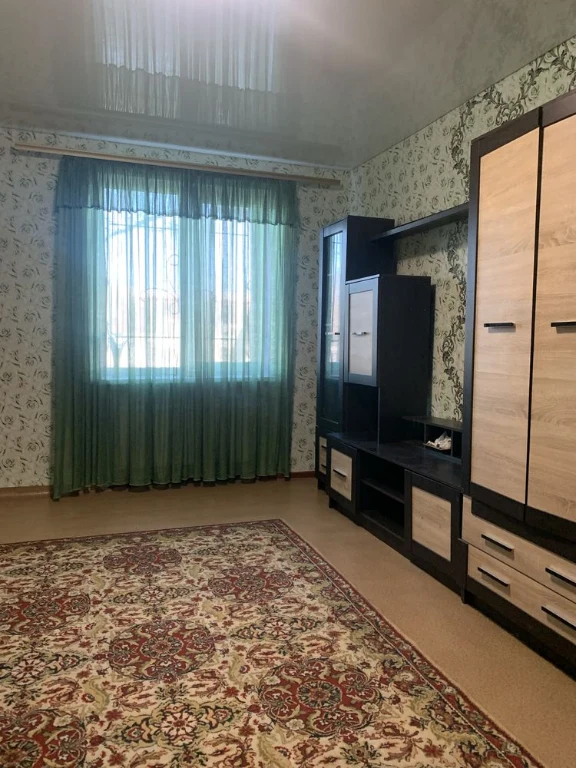 Продається 2-кімнатна квартира, "Сталинка". Варус. Автономне опалення.