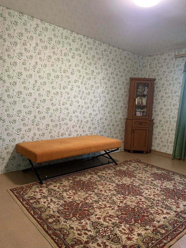 Продається 2-кімнатна квартира, "Сталинка". Варус. Автономне опалення.