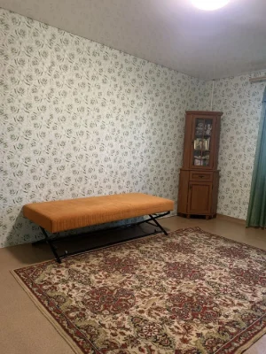 Продається 2-кімнатна квартира, "Сталинка". Варус. Автономне опалення.