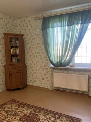 Продається 2-кімнатна квартира, "Сталинка". Варус. Автономне опалення.
