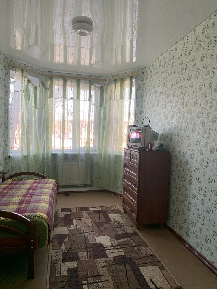 Продається 2-кімнатна квартира, "Сталинка". Варус. Автономне опалення.