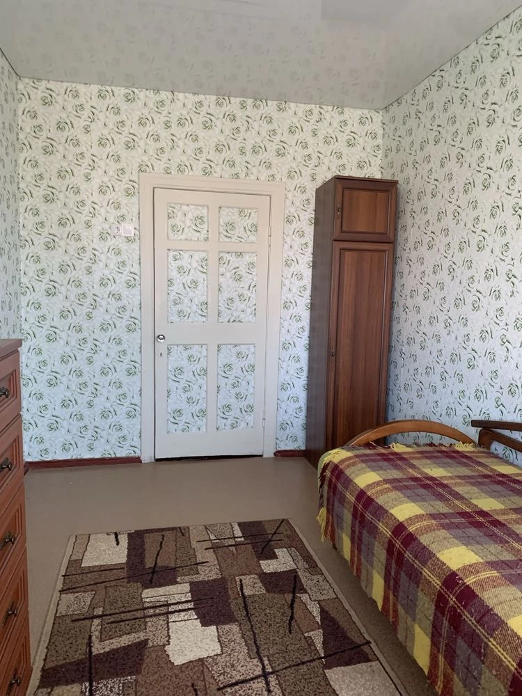Продається 2-кімнатна квартира, "Сталинка". Варус. Автономне опалення.