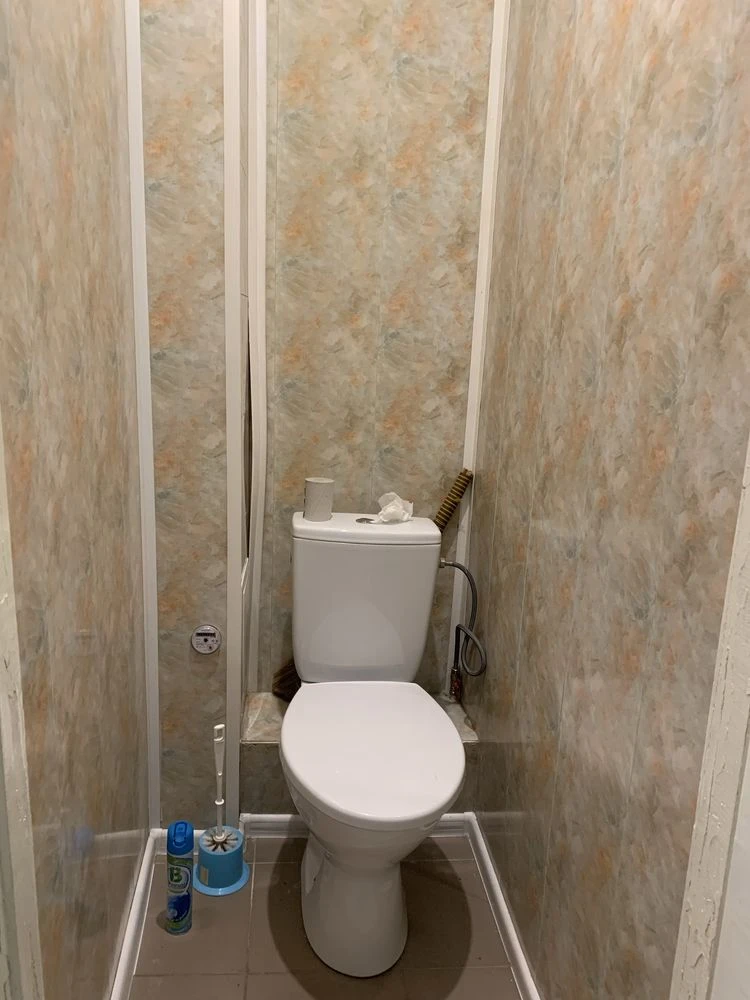 Продається 2-кімнатна квартира, "Сталинка". Варус. Автономне опалення.