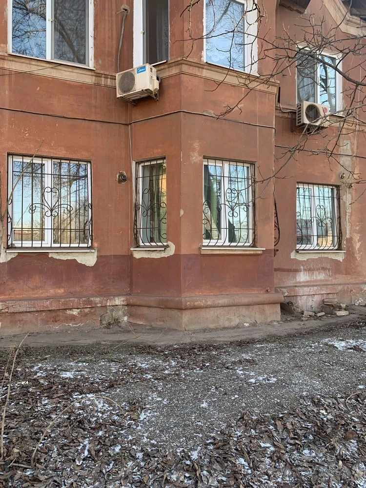 Продається 2-кімнатна квартира, "Сталинка". Варус. Автономне опалення.