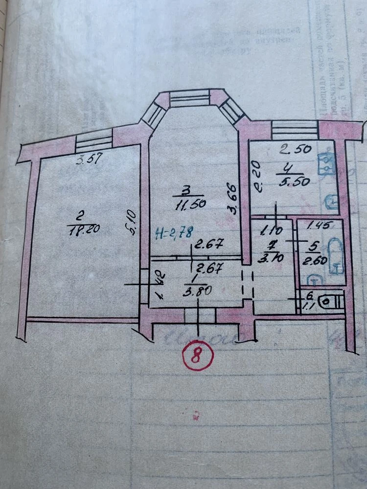 Продається 2-кімнатна квартира, "Сталинка". Варус. Автономне опалення.