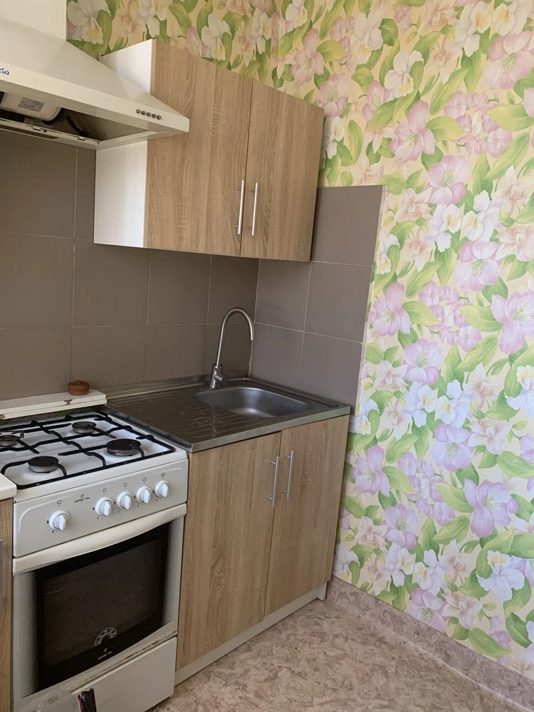 Продається 2-кімнатна квартира, "Сталинка". Варус. Автономне опалення.