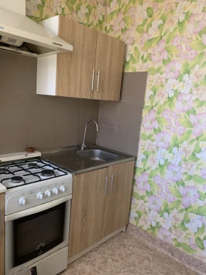 Продається 2-кімнатна квартира, "Сталинка". Варус. Автономне опалення.