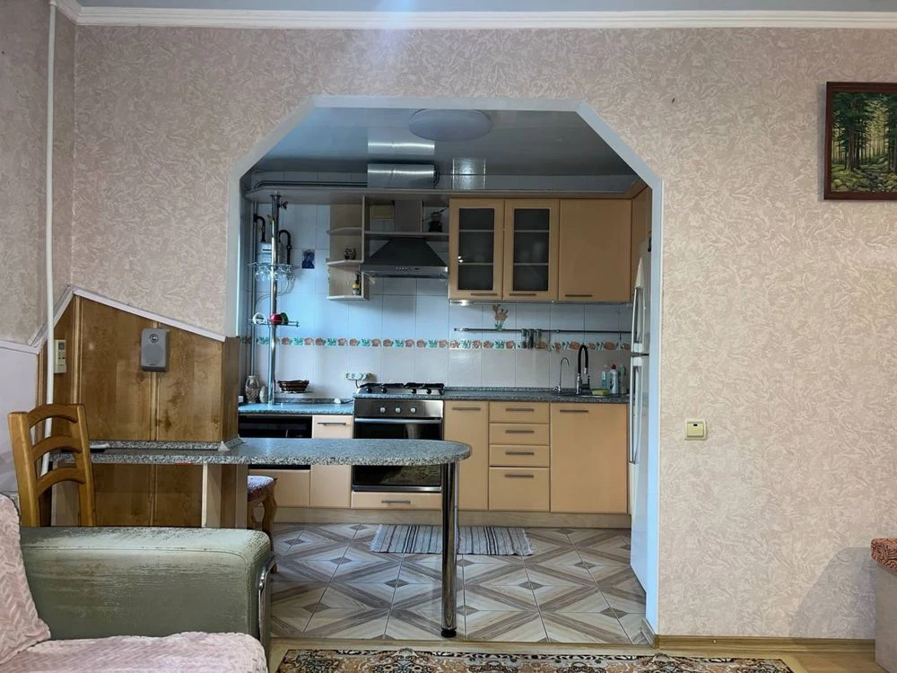 Продається 3-кімнатна квартира на Зарічному, 5 поверх