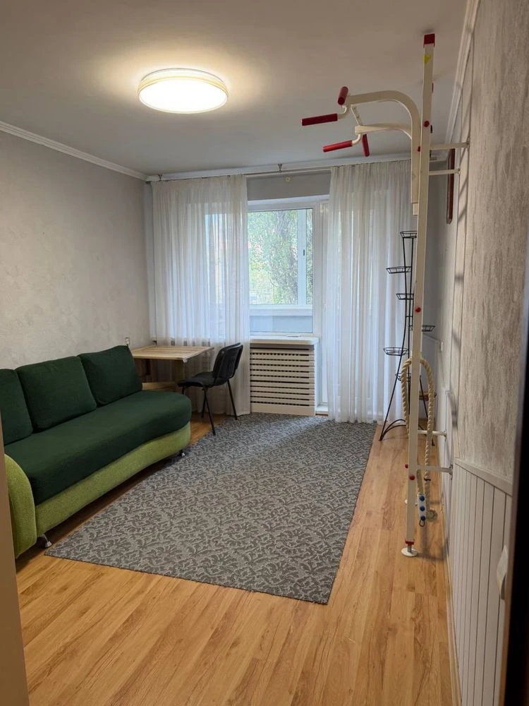 Продається 3-кімнатна квартира на Зарічному, 5 поверх