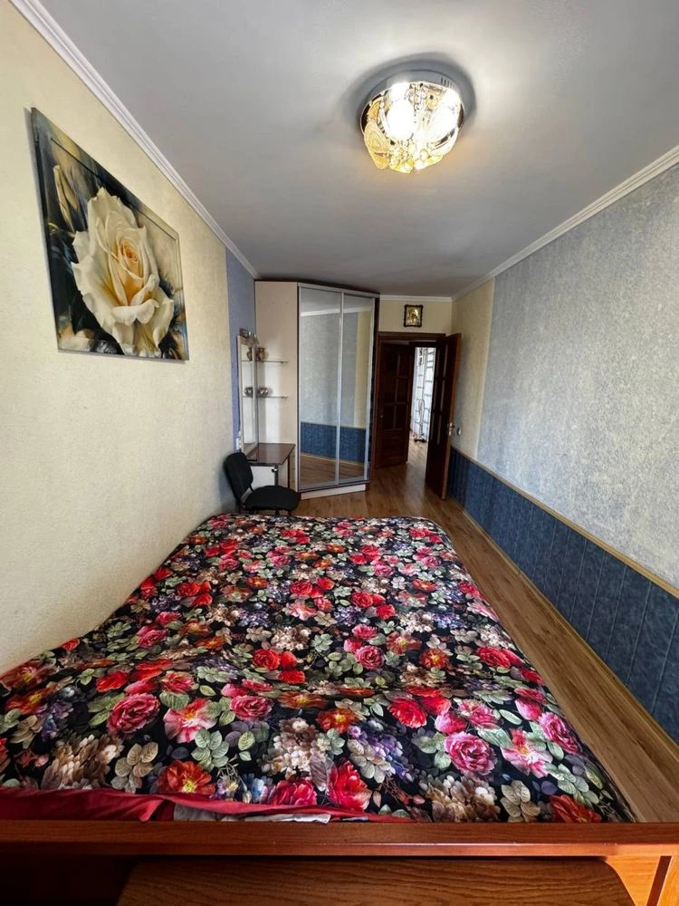 Продається 3-кімнатна квартира на Зарічному, 5 поверх