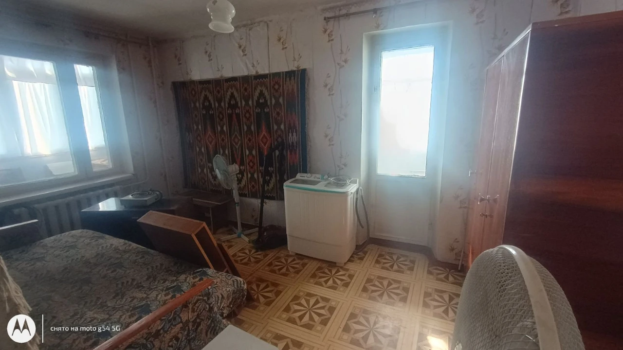 2-room apartment on Red Line. 200 years old.