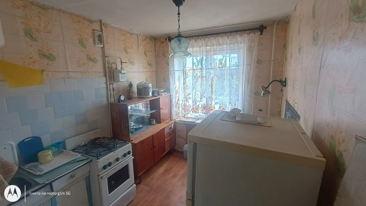 2-room apartment on Red Line. 200 years old.