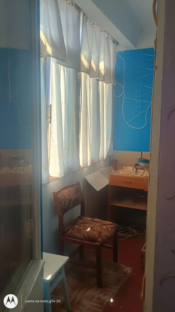 2-room apartment on Red Line. 200 years old.