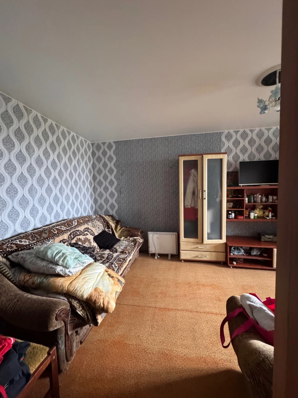 Selling a two-room apartment with a garage in Ingul'