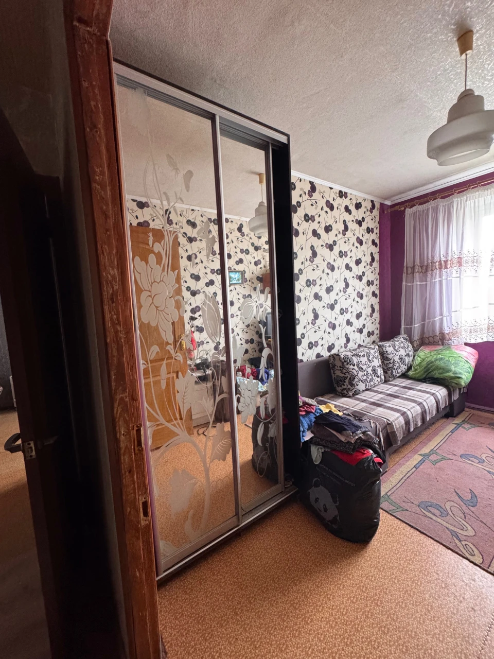 Selling a two-room apartment with a garage in Ingul'