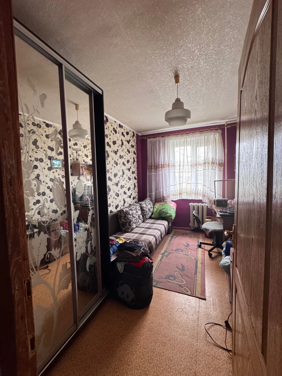 Selling a two-room apartment with a garage in Ingul'