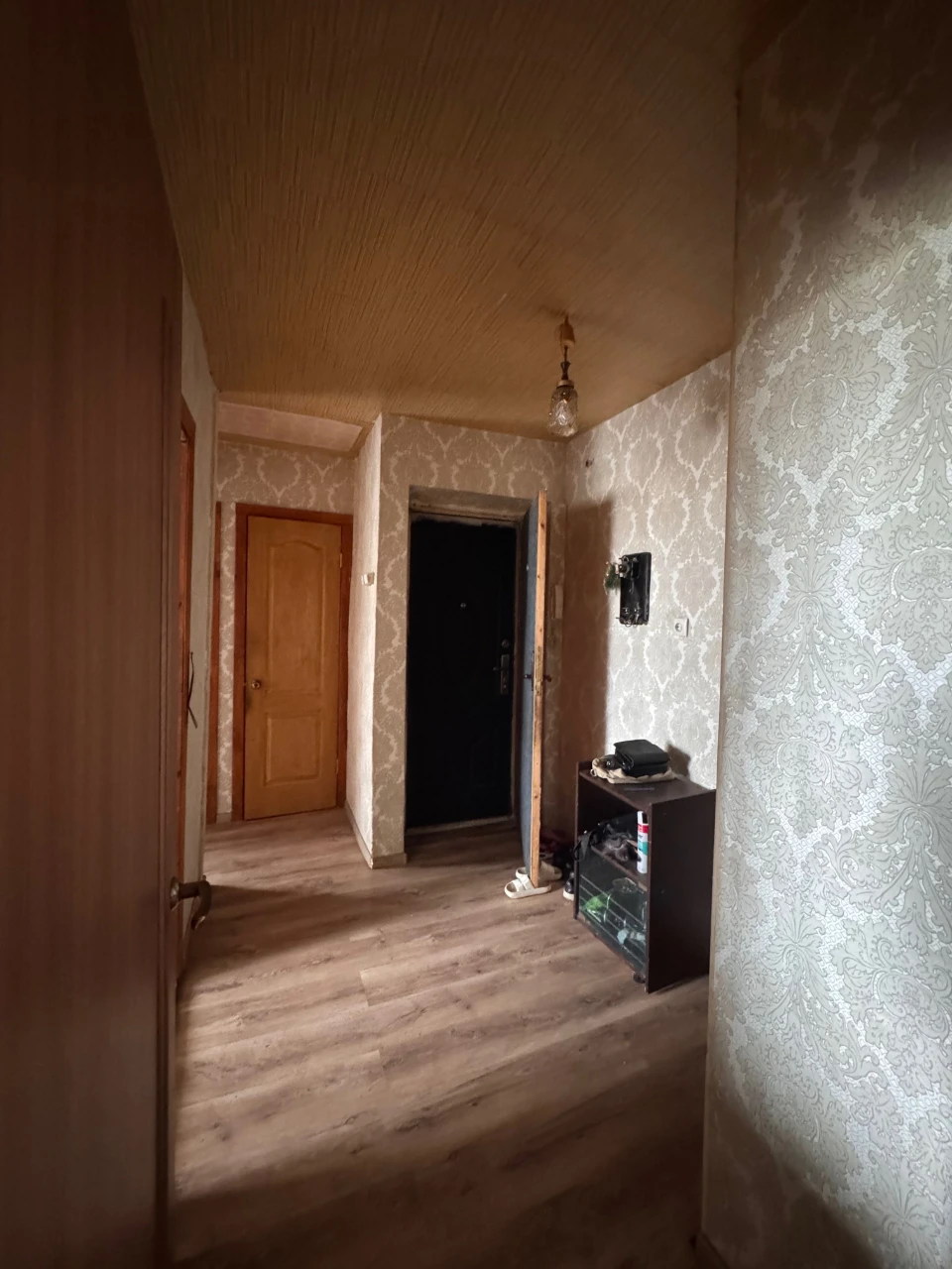 Selling a two-room apartment with a garage in Ingul'
