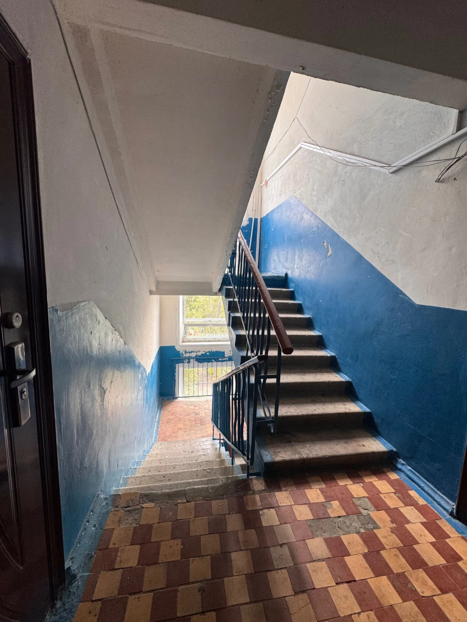 Selling a two-room apartment with a garage in Ingul'