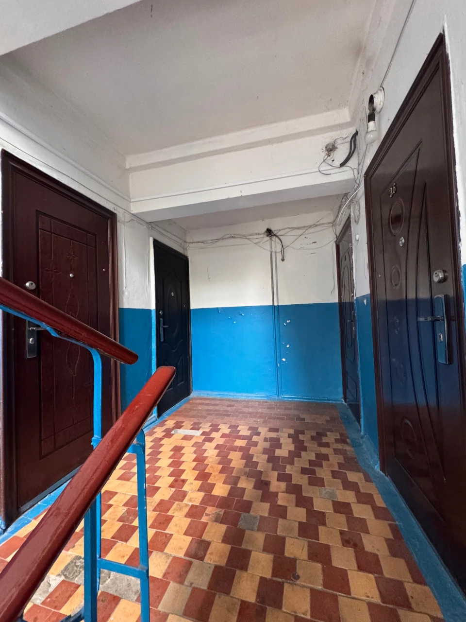 Selling a two-room apartment with a garage in Ingul'