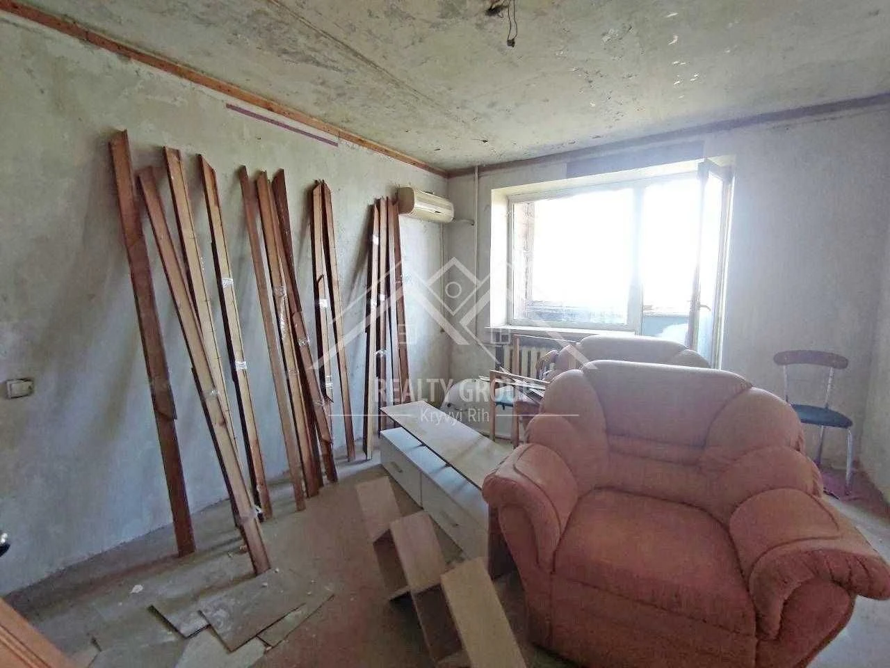 Sale of a 2-bedroom apartment for renovation on Pavel Glazovy Street