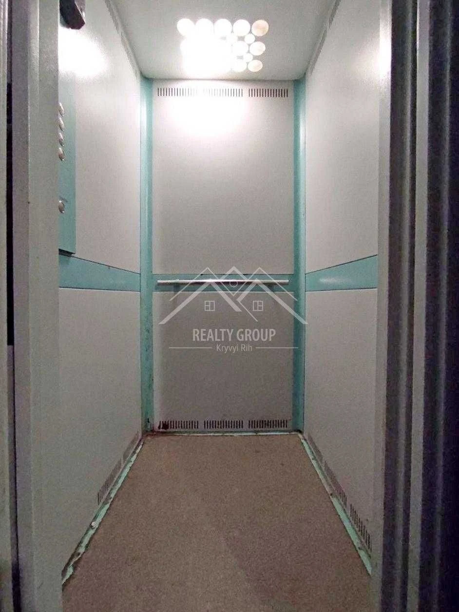 Sale of a 2-bedroom apartment for renovation on Pavel Glazovy Street