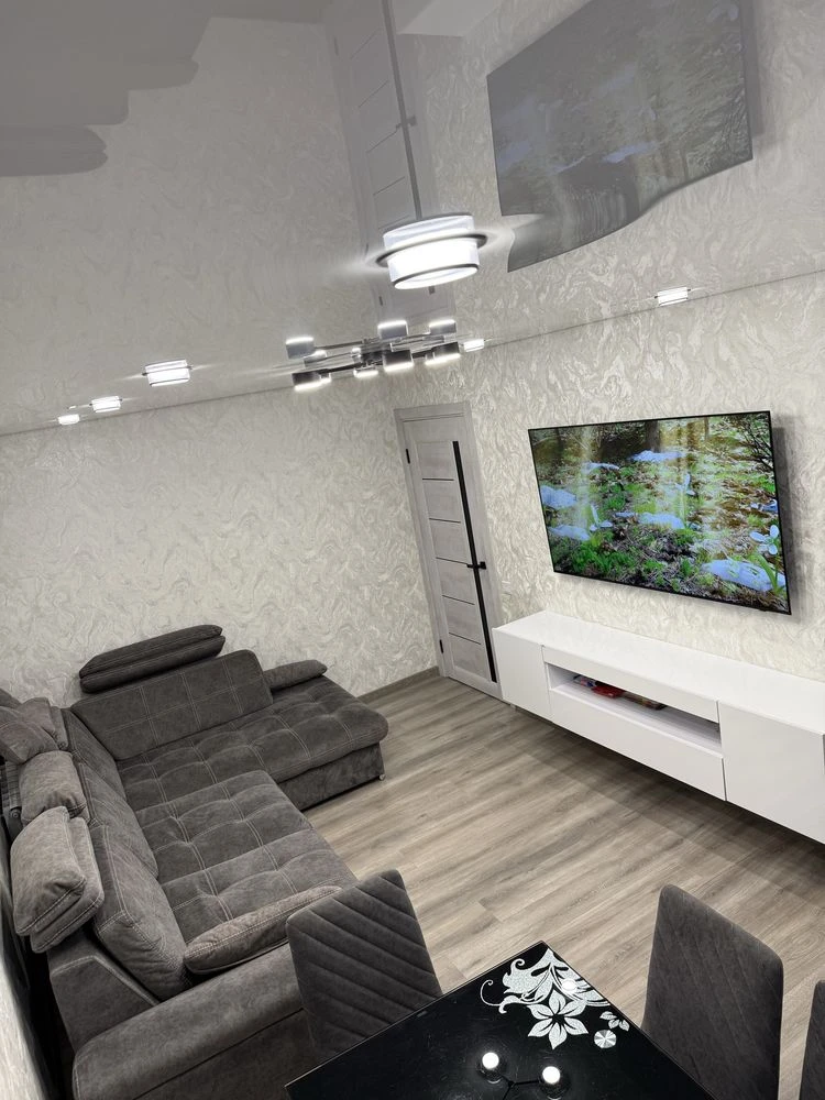 Продається трикімнатна квартира з євроремонтом 2025 року.