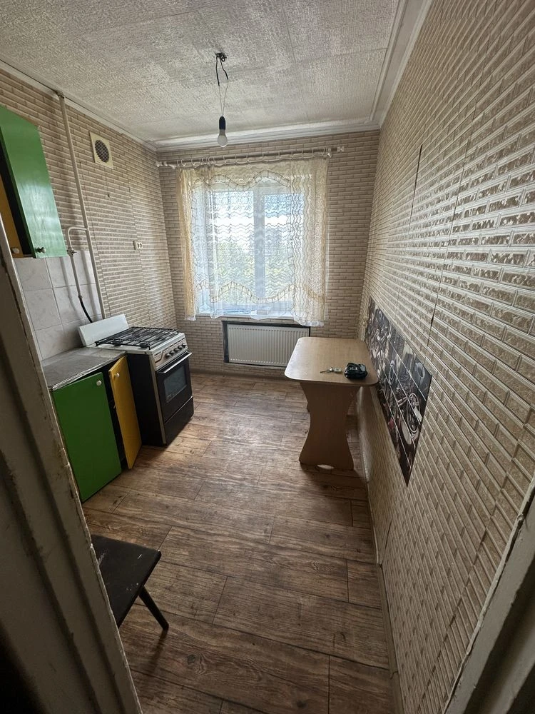 Selling 3-bedroom apartment