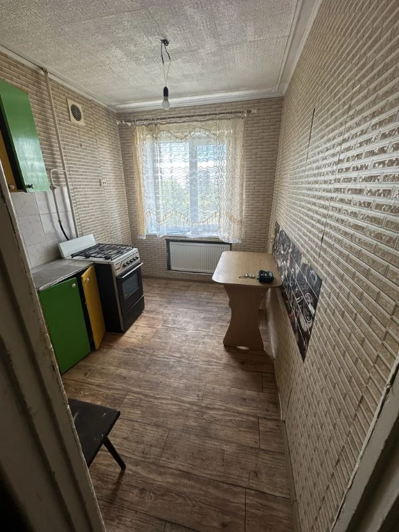Selling 3-bedroom apartment