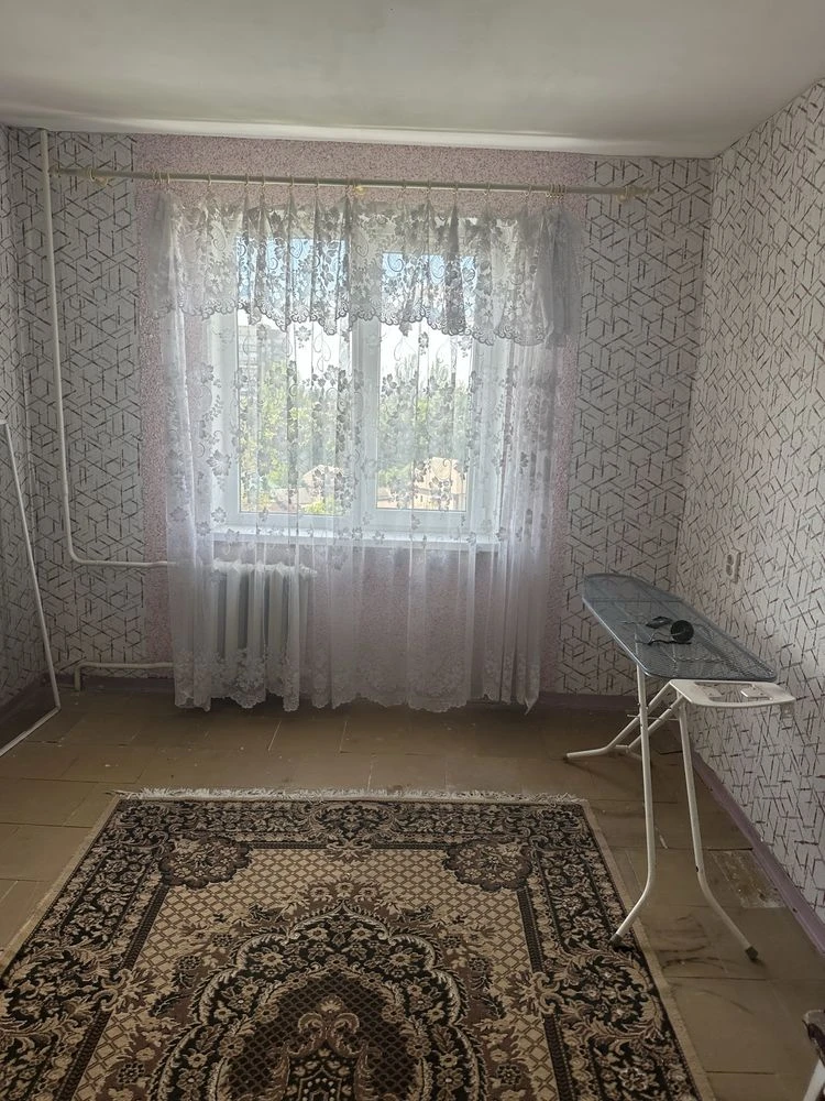 Selling 3-bedroom apartment