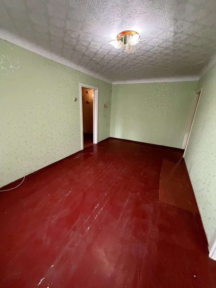For Sale: Three-room apartment on Holy Nicholas Street (Lenin Street)