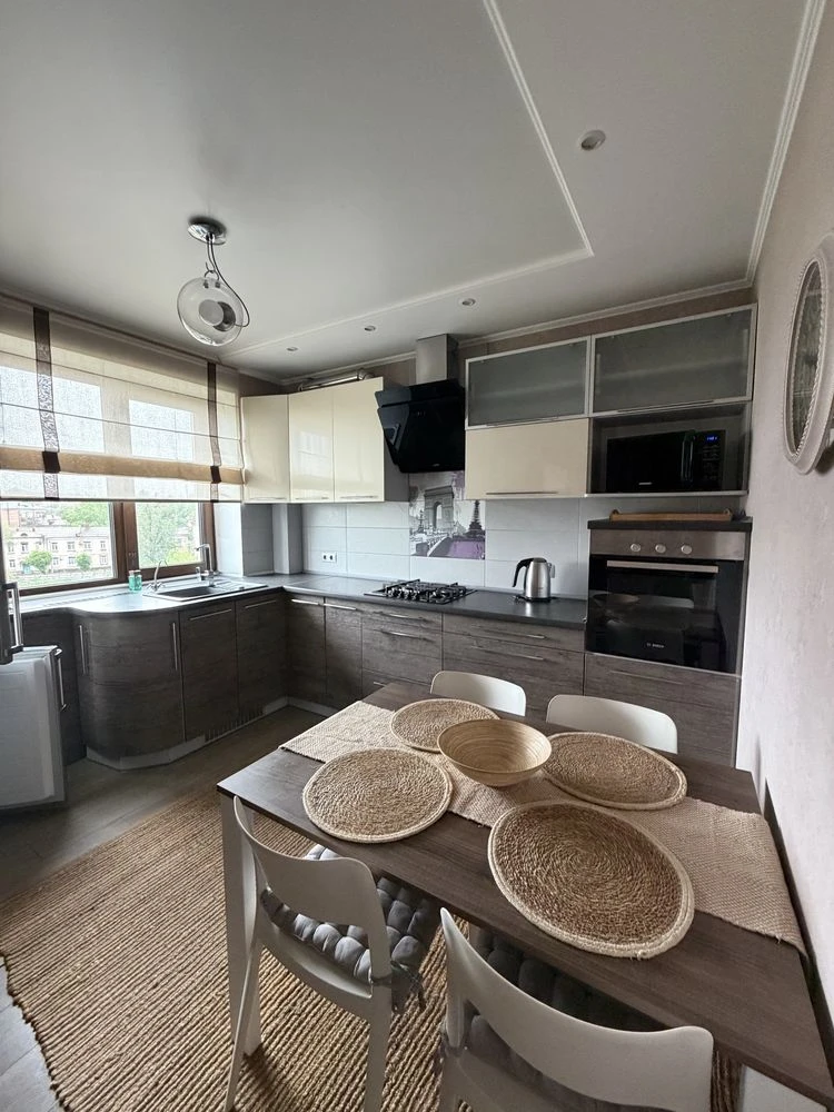 3-bedroom apartment in a picturesque location near the river in the city center