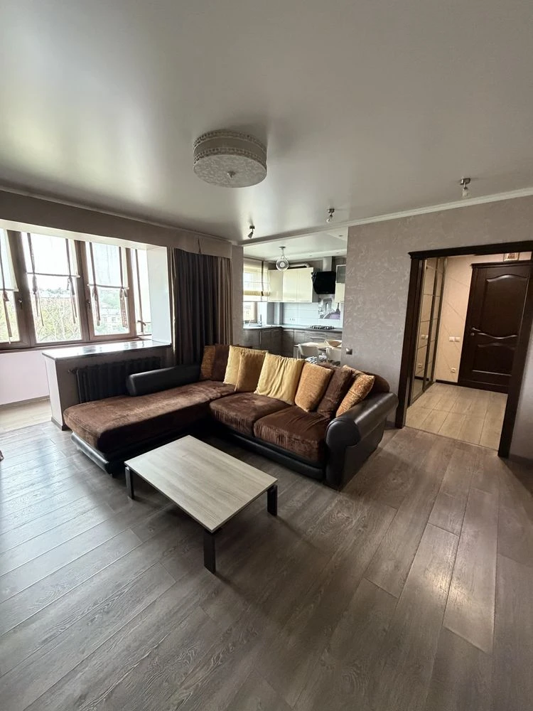 3-bedroom apartment in a picturesque location near the river in the city center