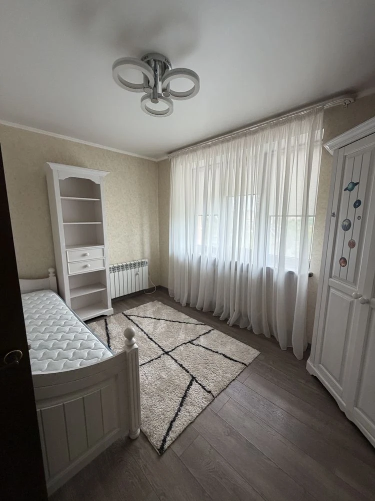 3-bedroom apartment in a picturesque location near the river in the city center