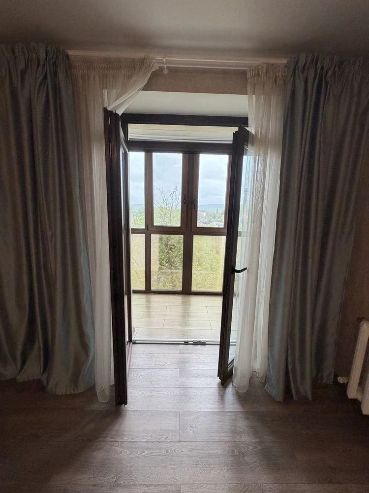 3-bedroom apartment in a picturesque location near the river in the city center