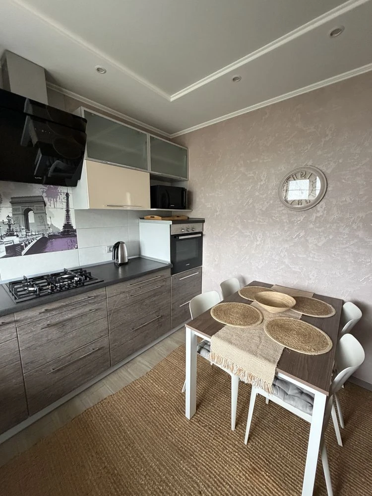 3-bedroom apartment in a picturesque location near the river in the city center