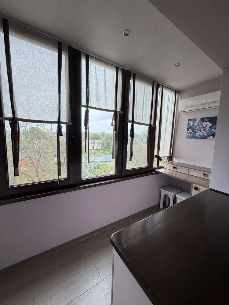 3-bedroom apartment in a picturesque location near the river in the city center