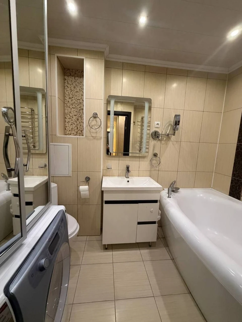 Продам 3-кімнатну квартиру, Інгулець, вул. Коткова, 55.