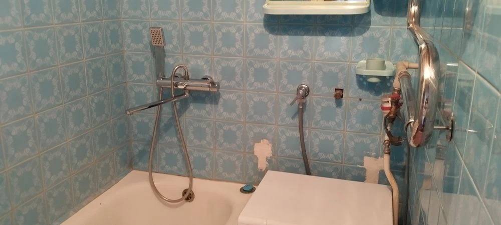 Selling my 1-room apartment in Saltovka microdistrict, 522. Near Studenchesk metro station.