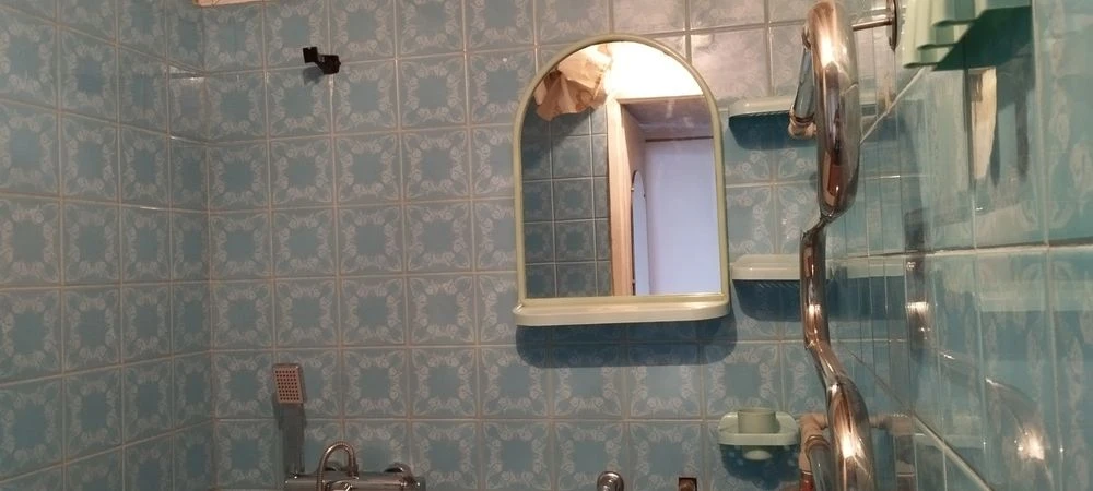 Selling my 1-room apartment in Saltovka microdistrict, 522. Near Studenchesk metro station.