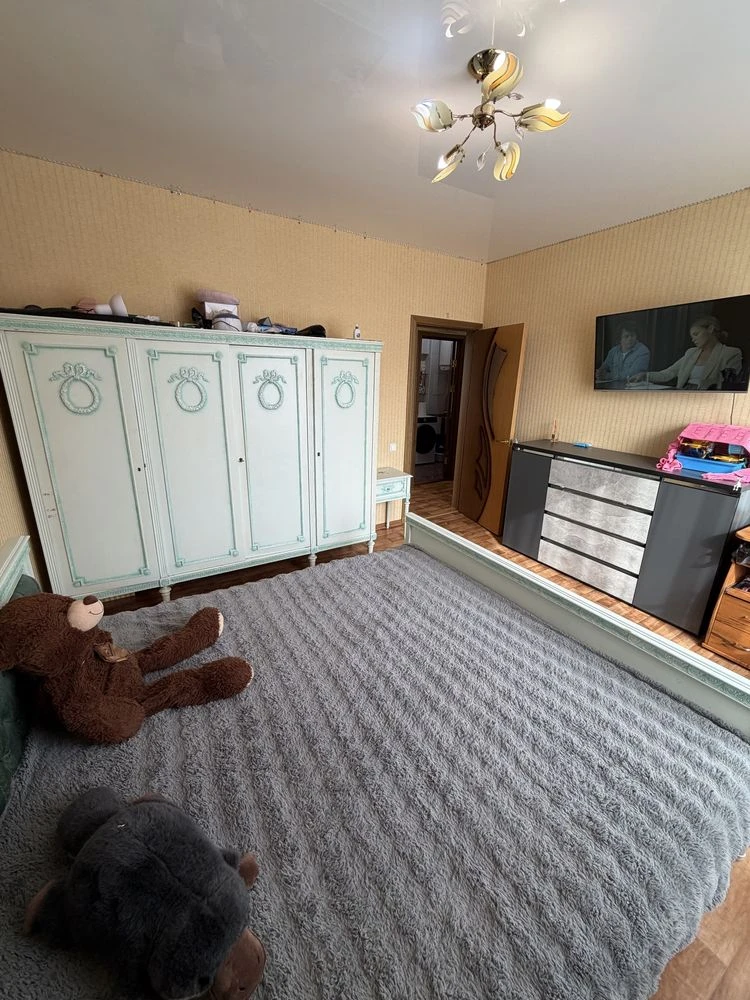 For Sale: Three-Room Apartment on South Prospect, Southern Avenue.