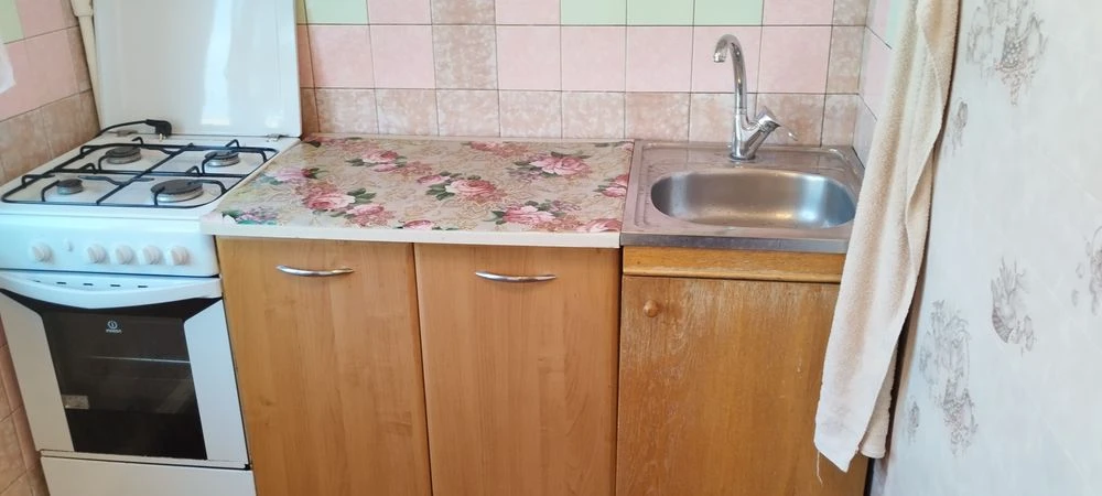 Selling my 1-room apartment in Saltovka microdistrict, 522. Near Studenchesk metro station.