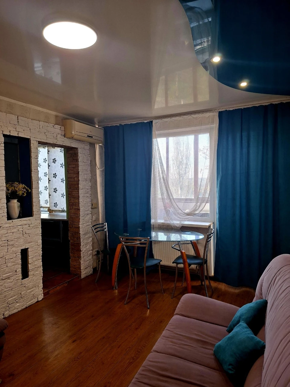 Selling a 3-room apartment with independent heating, all furniture and equipment