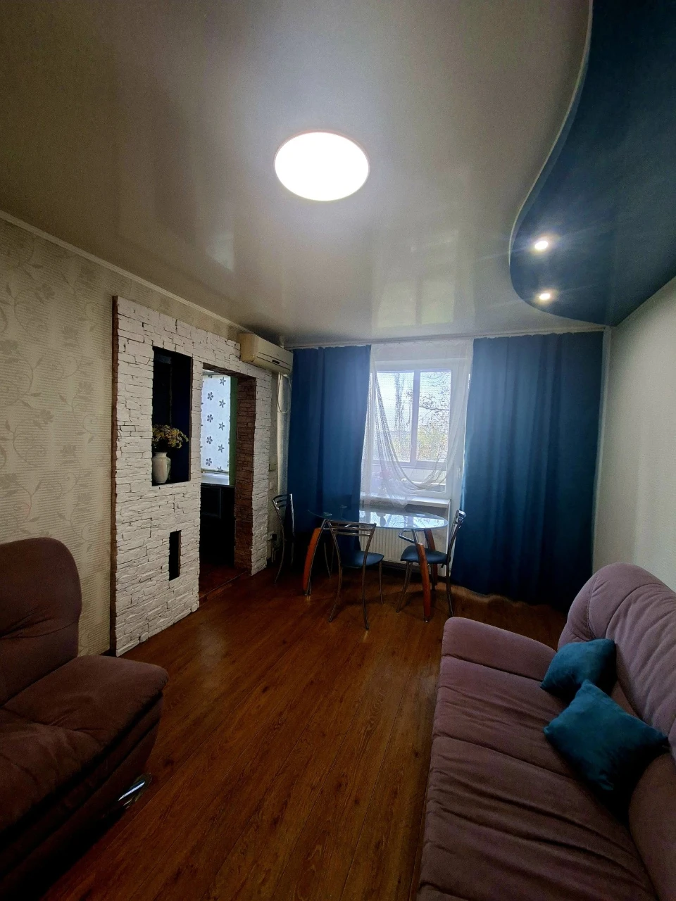 Selling a 3-room apartment with independent heating, all furniture and equipment