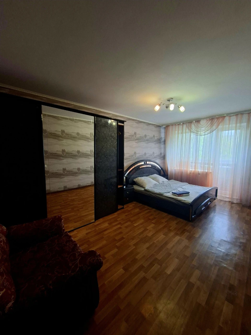 Selling a 3-room apartment with independent heating, all furniture and equipment