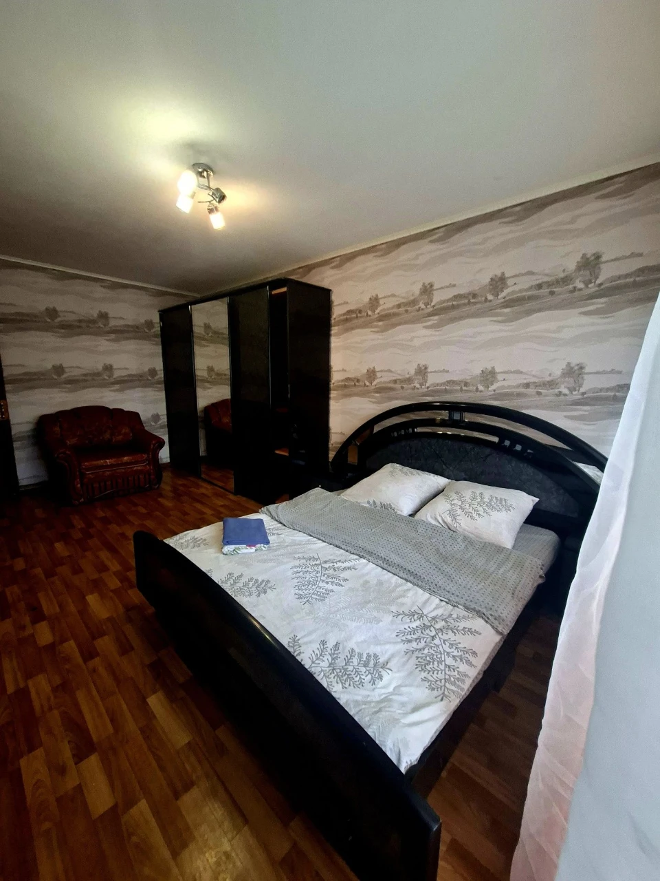Selling a 3-room apartment with independent heating, all furniture and equipment