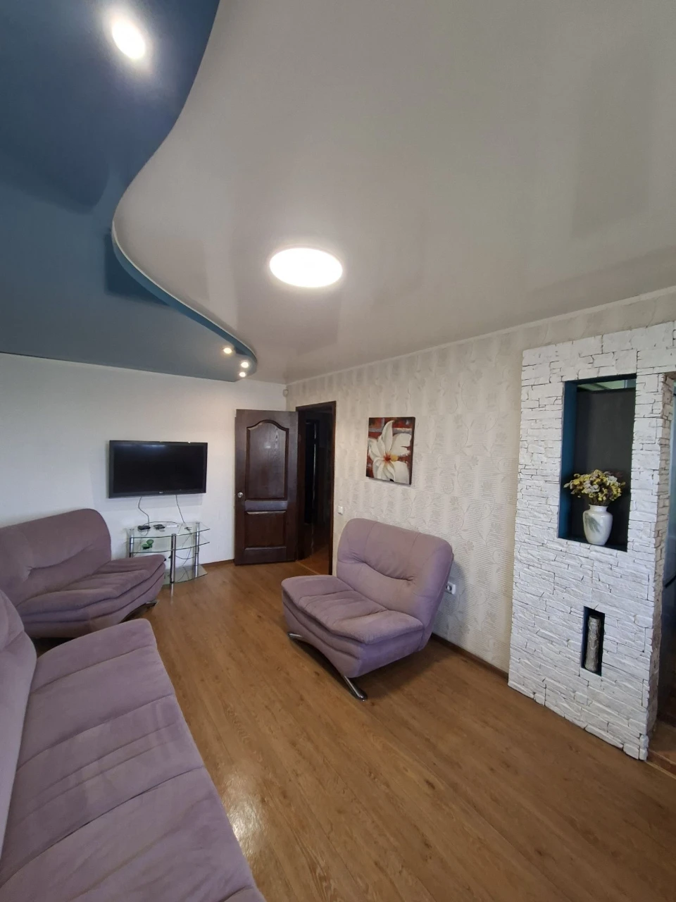 Selling a 3-room apartment with independent heating, all furniture and equipment